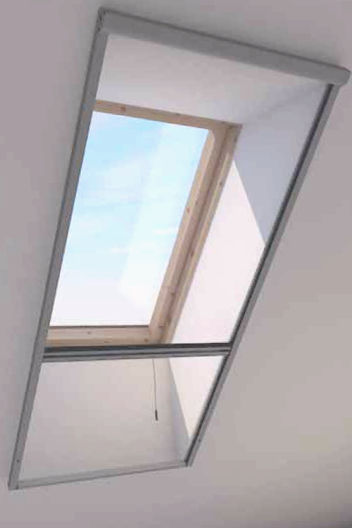 Fliegengitter-Dachfensterrollo an einem Dachfenster in einem Einfamilienhaus bei Nürnberg
