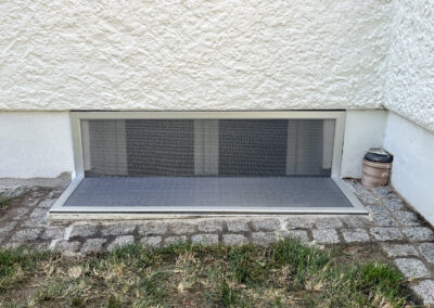 Fliegengitter-Kellerschachtabdeckung mit Aufkantung zur Wand und Wandabschlussbürsten zum Abdichten in Nürnberg Nord