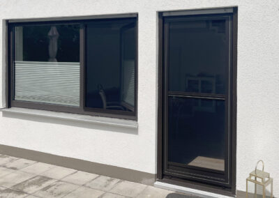 Fliegengitter-Pendeltüre und Fliegengitter-Fensterspannrahmen in Dunkelbraun RAL 8077 für ein EFH in Großgründlach-Nürnberg
