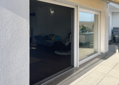 Einflügelige Fliegengitter-Plisseeanlage für eine Penthousewohnung im Nürnberger Umland