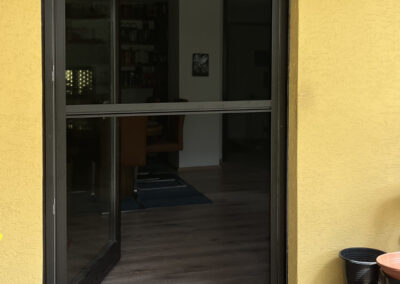 Insektenschutz-Pendeltür  Dunkelbraun RAL 8077 für einen Terassenzugang in Nürnberg-Buch