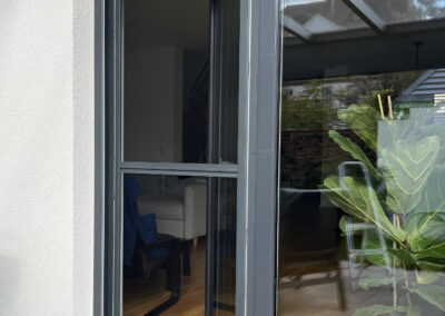 Fliegengitter-Pendelt&uuml;r mit Premium-View-Insektenschutz-Durchsichtsgewebe in N&uuml;rnberg-Grossreuth montiert.