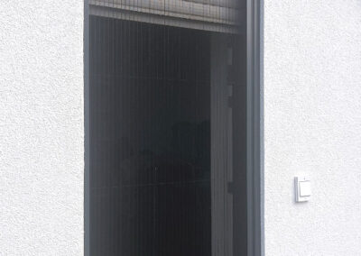 Fliegengitter-Plisseeanlage seitlich in die Laibung verschraubt im Umland von N&uuml;rnberg