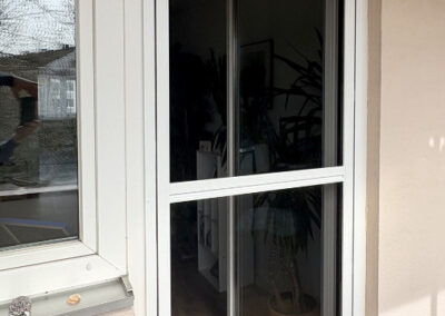 Fliegengitter-Pendelt&uuml;r auf Balkont&uuml;rblendrahmen verschraubt in N&uuml;rnberg-Schoppershof