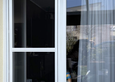 Fliegengitter-Pendelt&uuml;r mit Trennschnitt im Rahmen damit der Nebenfl&uuml;gel weiterhin ge&ouml;ffnet werden kann